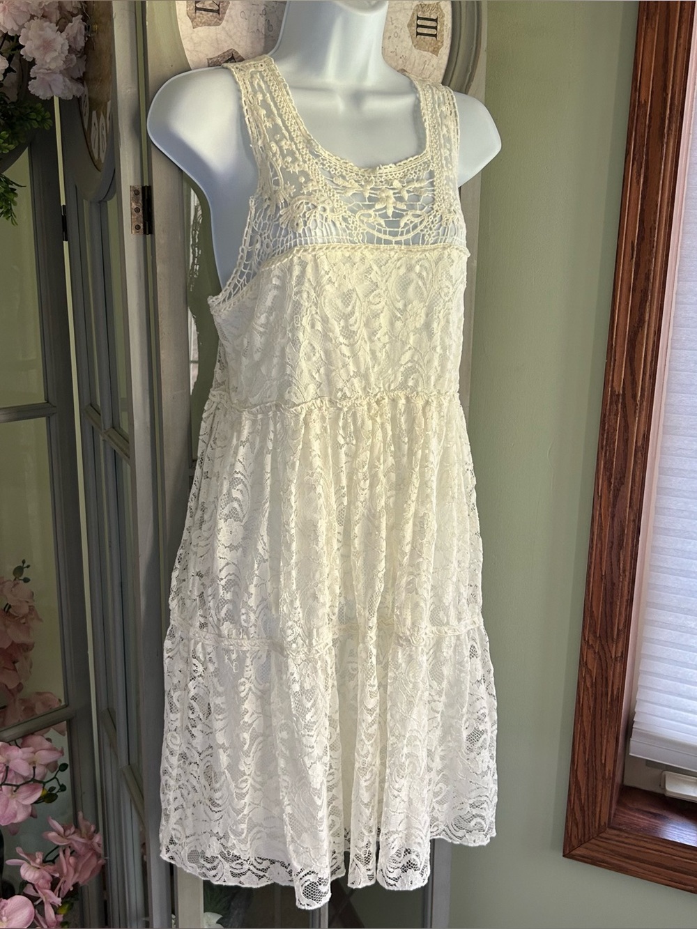 IT’S PINK Tiered White Lace Dress Lined Feminine Boho Above Knee Sleeveless Sz L